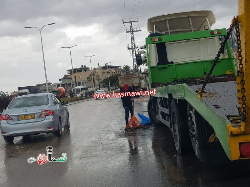 في هذه الأجواء الماطرة ... يكمل العطاء .. طواقم الصيانة ونادر ابو عقل في الميدان يلبون احتياجات الاهالي